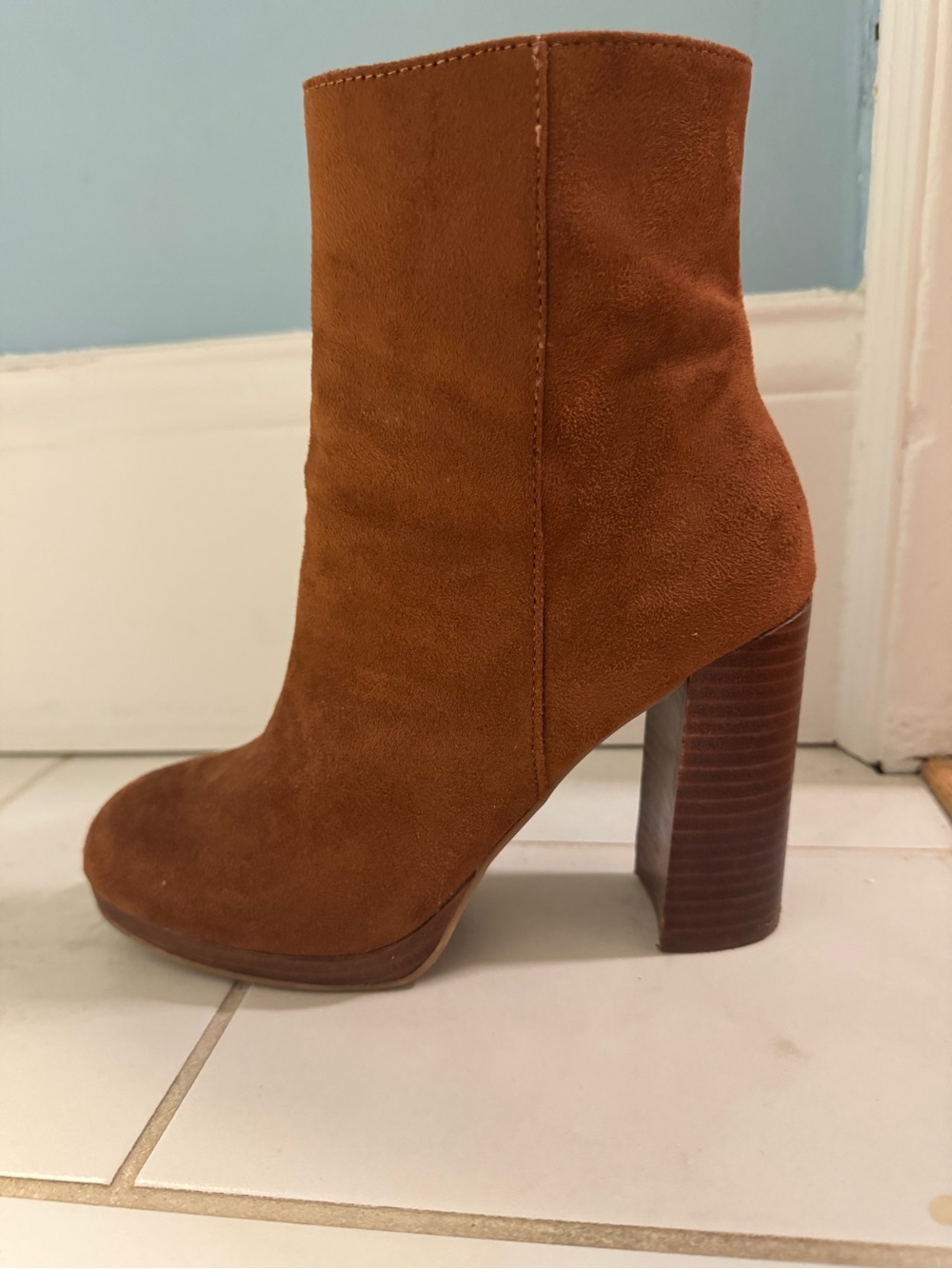 Women's Suede Block Heel Ankle Boot - Tan